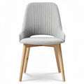 **Moderne Stoffen Eetstoel met Houten Poten**