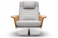 **Moderne verstelbare fauteuil met houten armen en metalen voet**