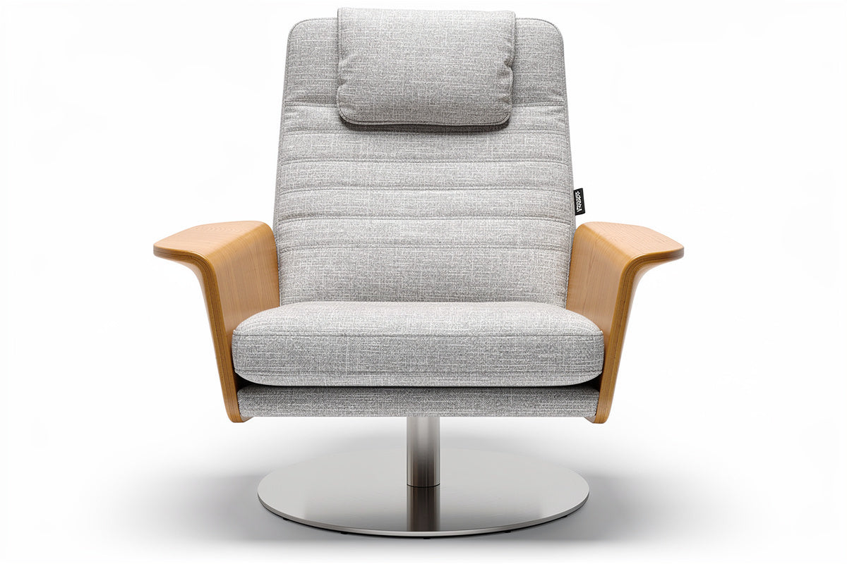 **Moderne verstelbare fauteuil met houten armen en metalen voet**