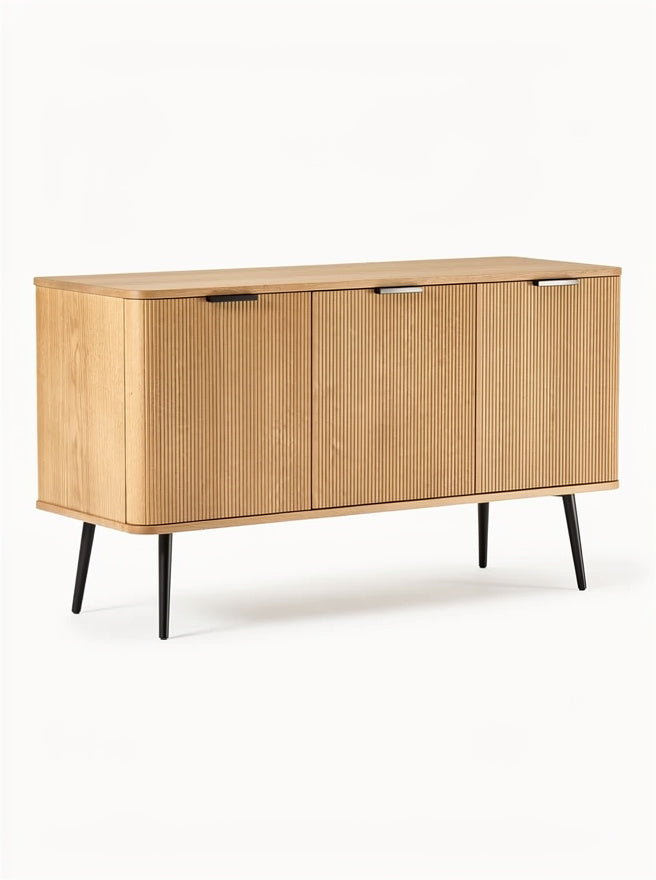 **Technische titel in het Nederlands: Moderne houten dressoir met ribbelstructuur en zwarte poten**